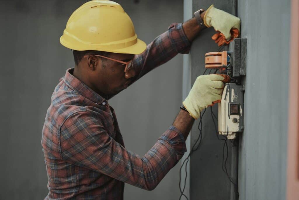 instalação elétrica residencial — eletricista trabalhando no quadro de distribuição